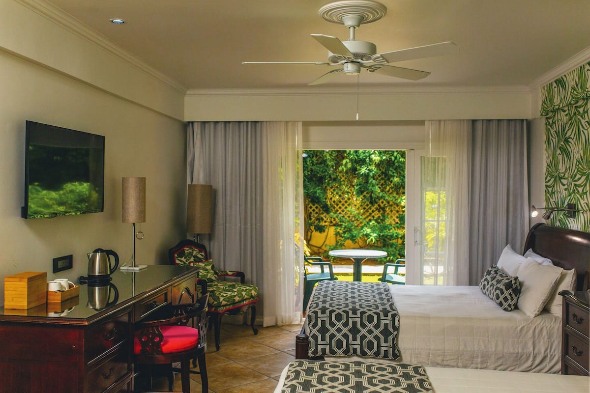 Standard Oda, Veranda, Bahçe Manzaralı | Kaliteli yatak takımı, odada kasa, masa