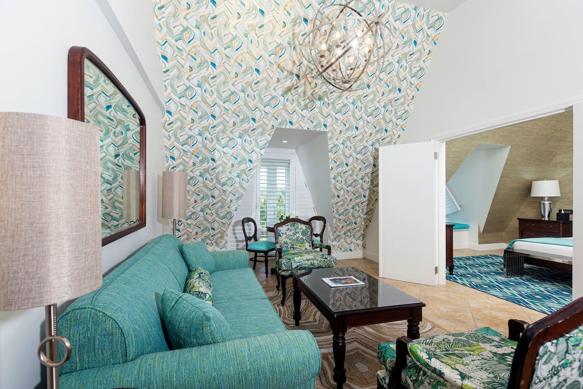 Kablolu TV kanalları bulunan 43 inç düz ekran televizyon, televizyon