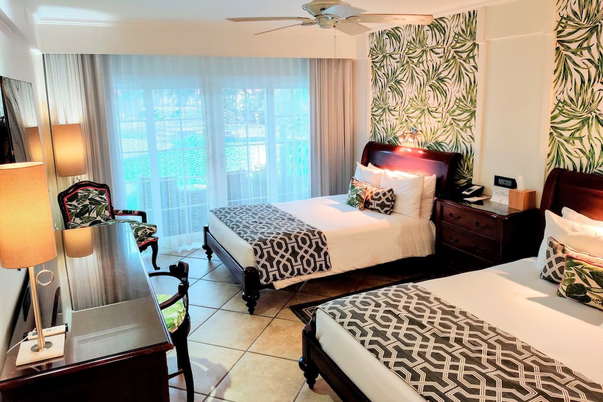 Oda | Kaliteli yatak takımı, odada kasa, masa