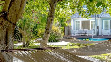 Luxe Swim Up Room | Premium bedding, in-room safe, desk, laptop workspace