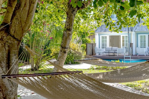 Sundeck Swim-up Suite | Premium bedding, in-room safe, desk, laptop workspace
