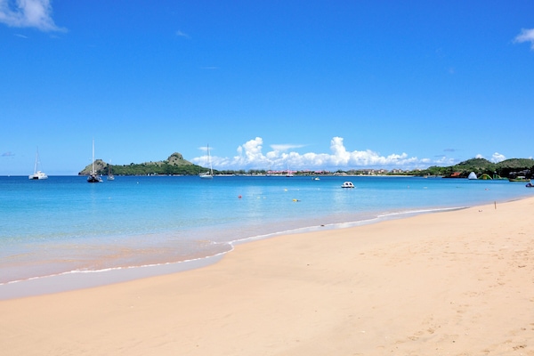 Playa en los alrededores y playa de arena blanca