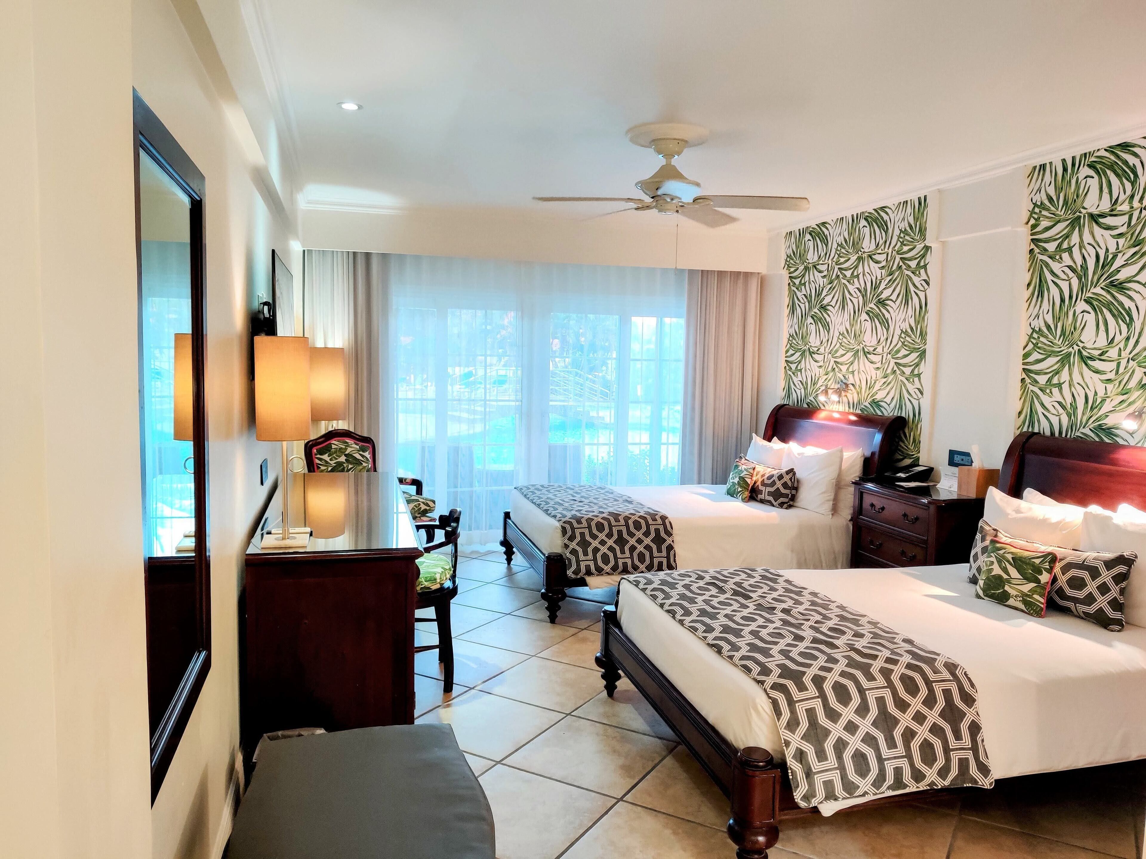 luxe swim up room | 1 bedroom, premium bedding, in-room safe, desk
