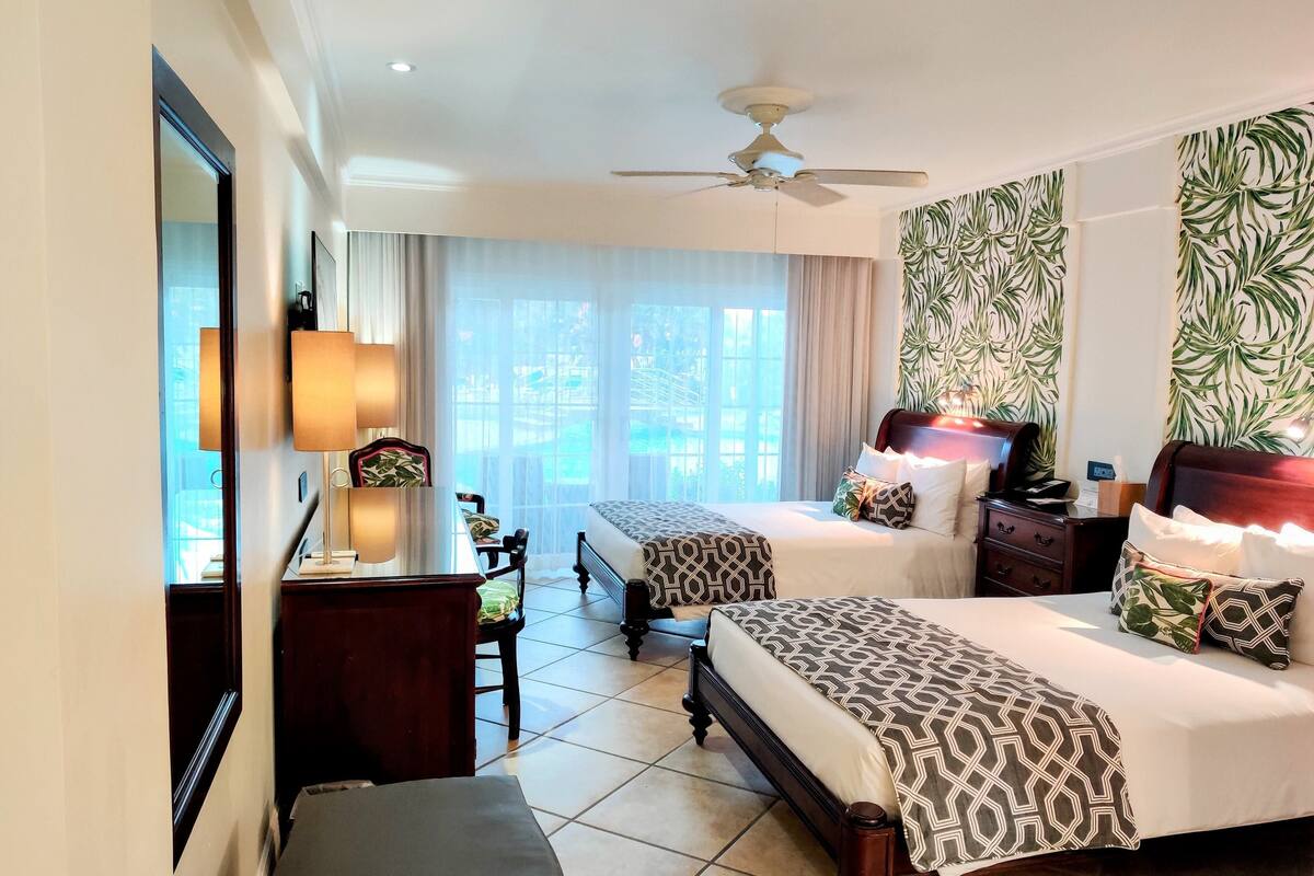 luxe swim up room | 1 bedroom, premium bedding, in-room safe, desk