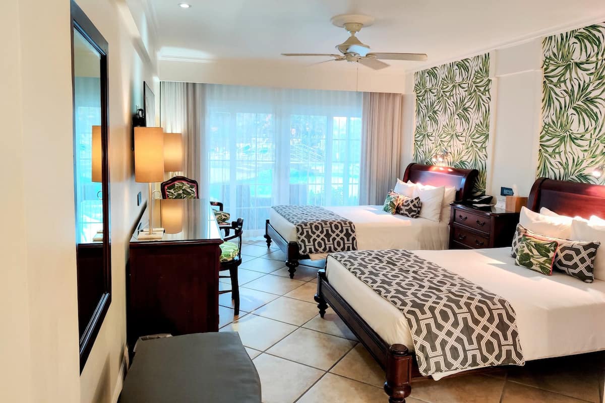 Oda | Kaliteli yatak takımı, odada kasa, masa