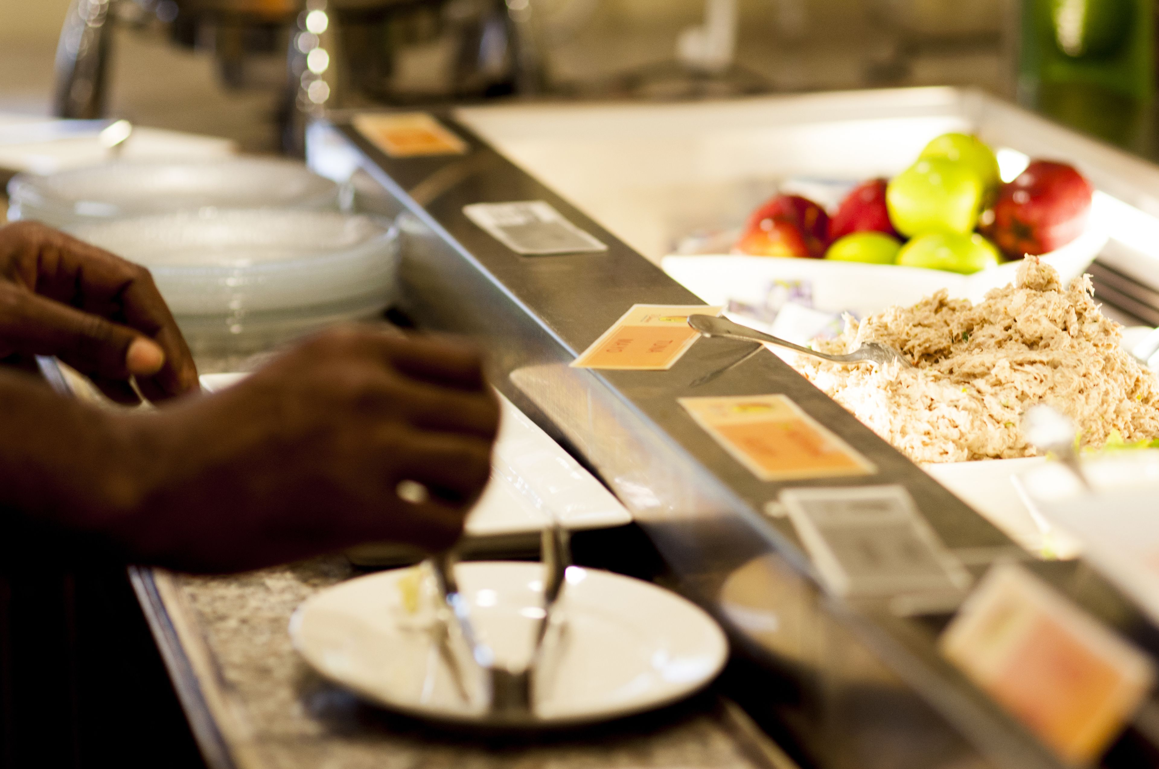 Un buffet proposant une variété de plats, où les convives se servent eux-mêmes.