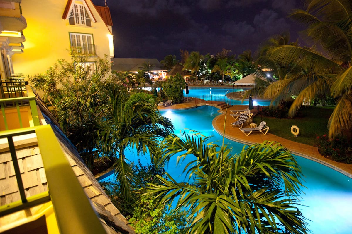 Standard Oda, Havuz Manzaralı | Kaliteli yatak takımı, odada kasa, masa