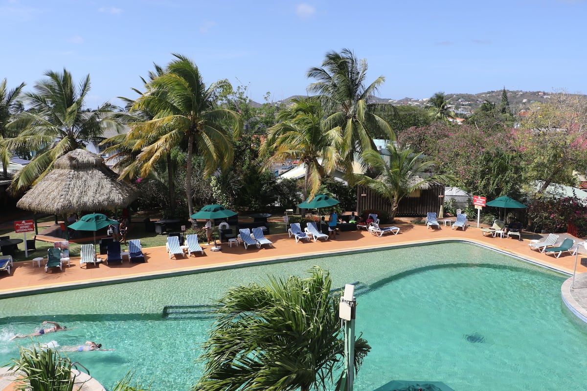 Kaliteli yatak takımı, odada kasa, masa