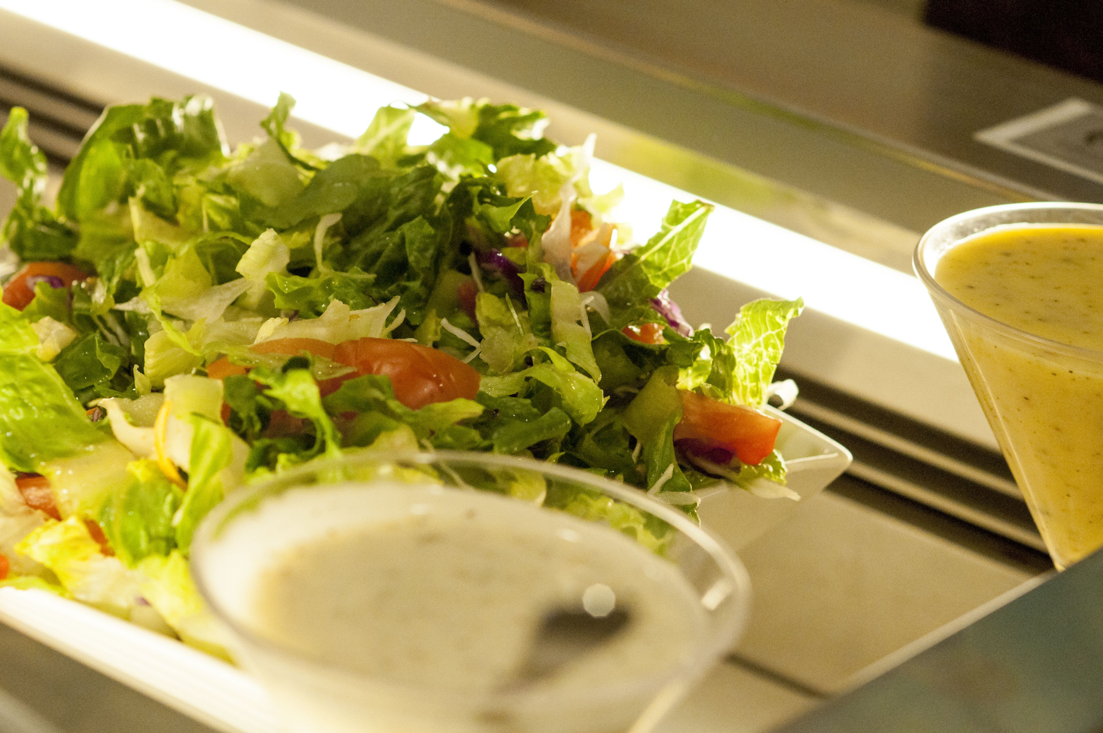 Ensalada de vegetales variados con un aderezo aparte.