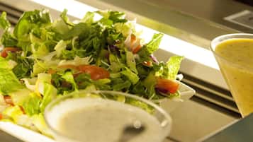 Ensalada de vegetales variados con un aderezo aparte.