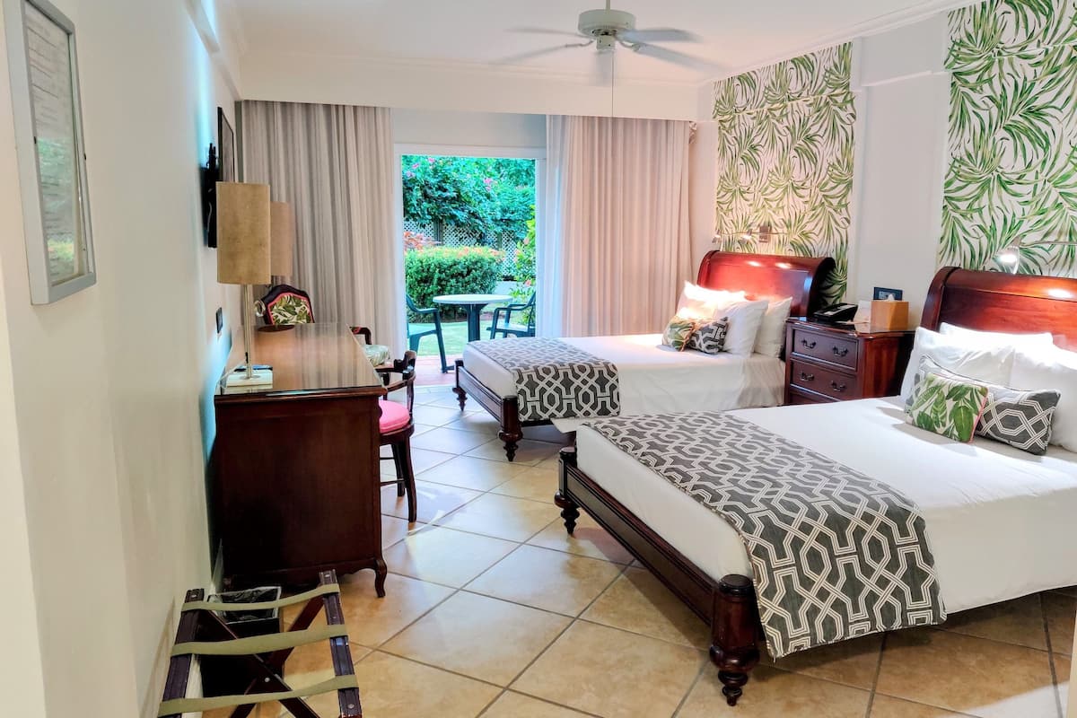 Standard Oda, Veranda, Bahçe Manzaralı | Kaliteli yatak takımı, odada kasa, masa