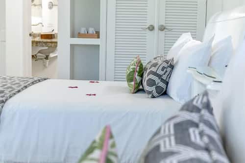 Standard Room, Pool View | Premium bedding, in-room safe, desk, laptop workspace