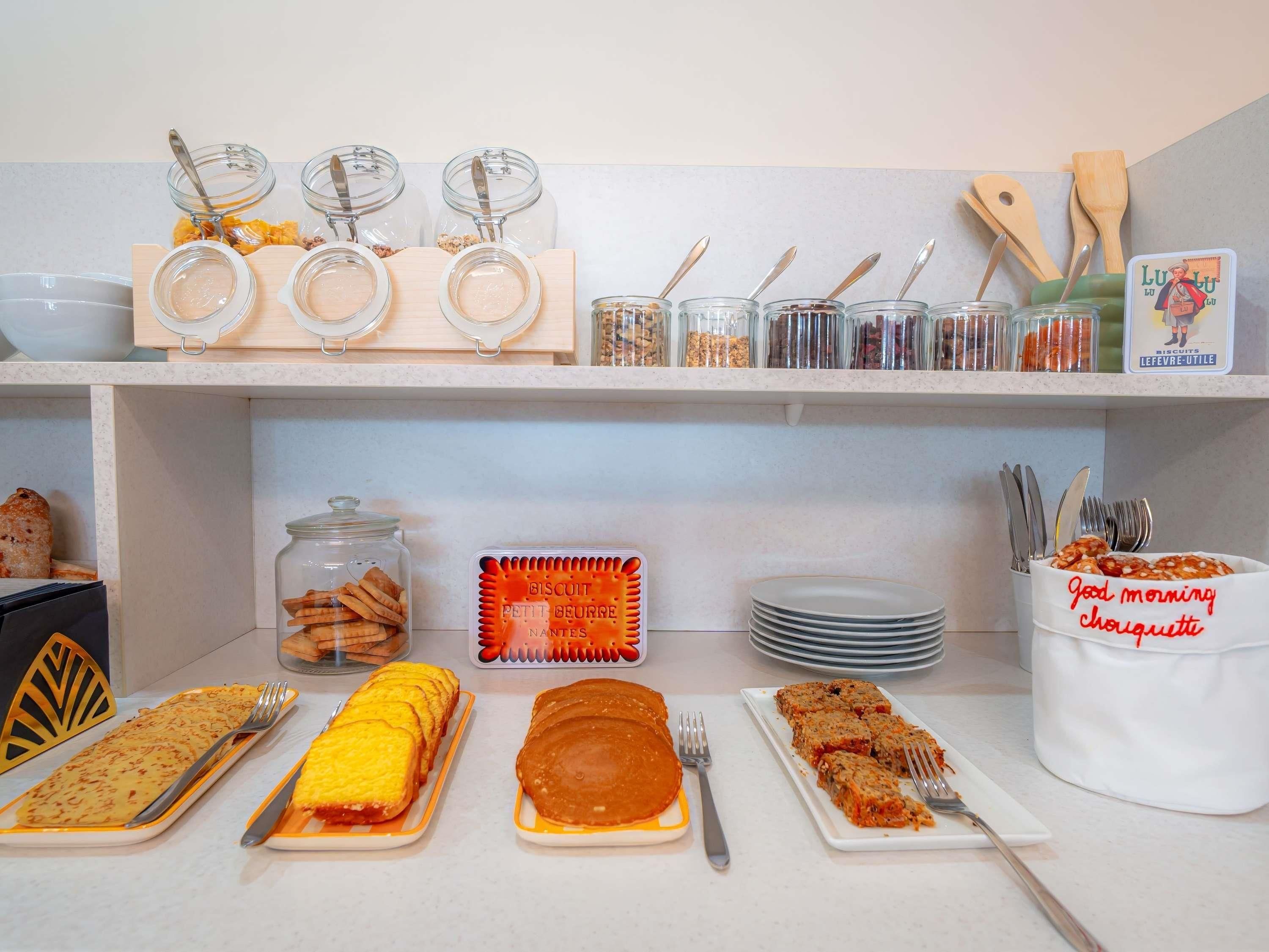 Ein reichhaltiges Frühstücksbuffet mit verschiedenen Speisen und Besteck.