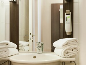 1 dormitorio, ropa de cama de alta calidad, cortinas opacas