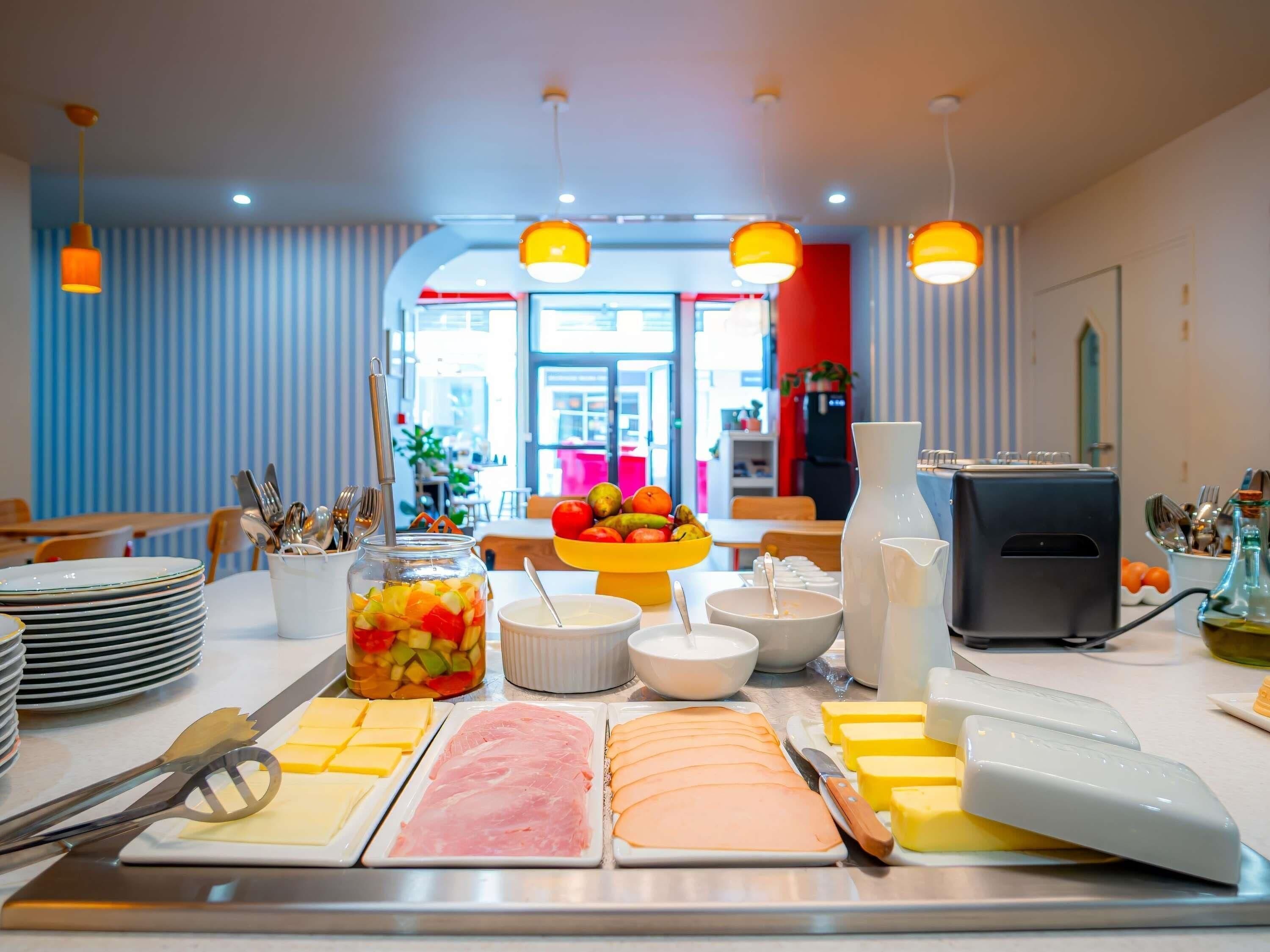 Café da manhã com buffet grátis todos os dias