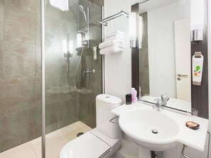 Douche, articles de toilette écologiques, sèche-cheveux