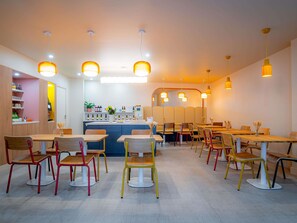 A restaurant with multiple dining areas, a bar, and a counter with a variety of beverages. - ibis Styles Nantes Centre Place Graslin (Nantes)