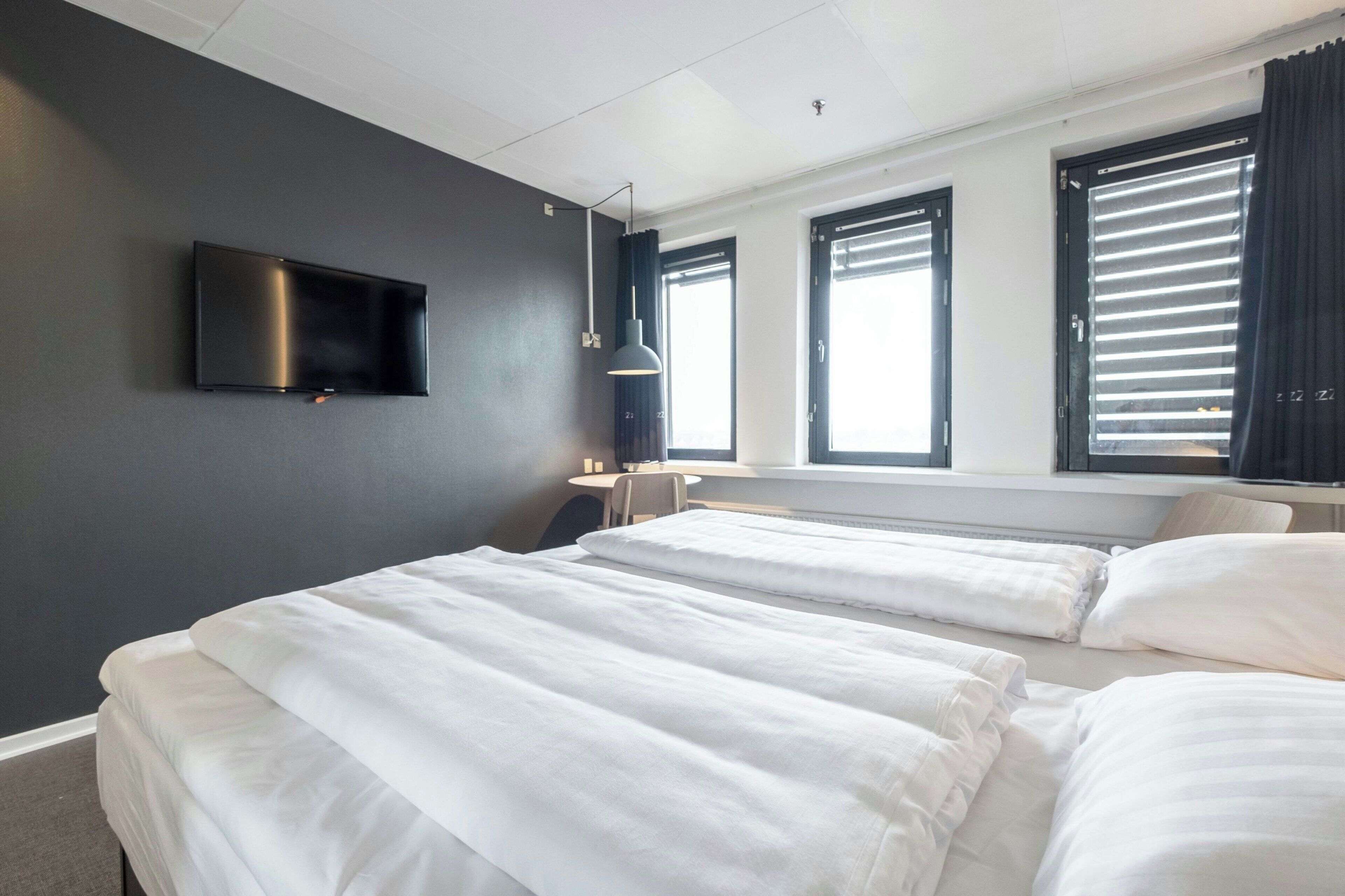 Escritorio, tabla de planchar con plancha, cunas y wifi gratis 