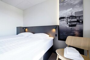 Habitación estándar doble, 1 cama de matrimonio grande, vistas a la ciudad | Escritorio, tabla de planchar con plancha, cunas (de pago) y wifi gratis
