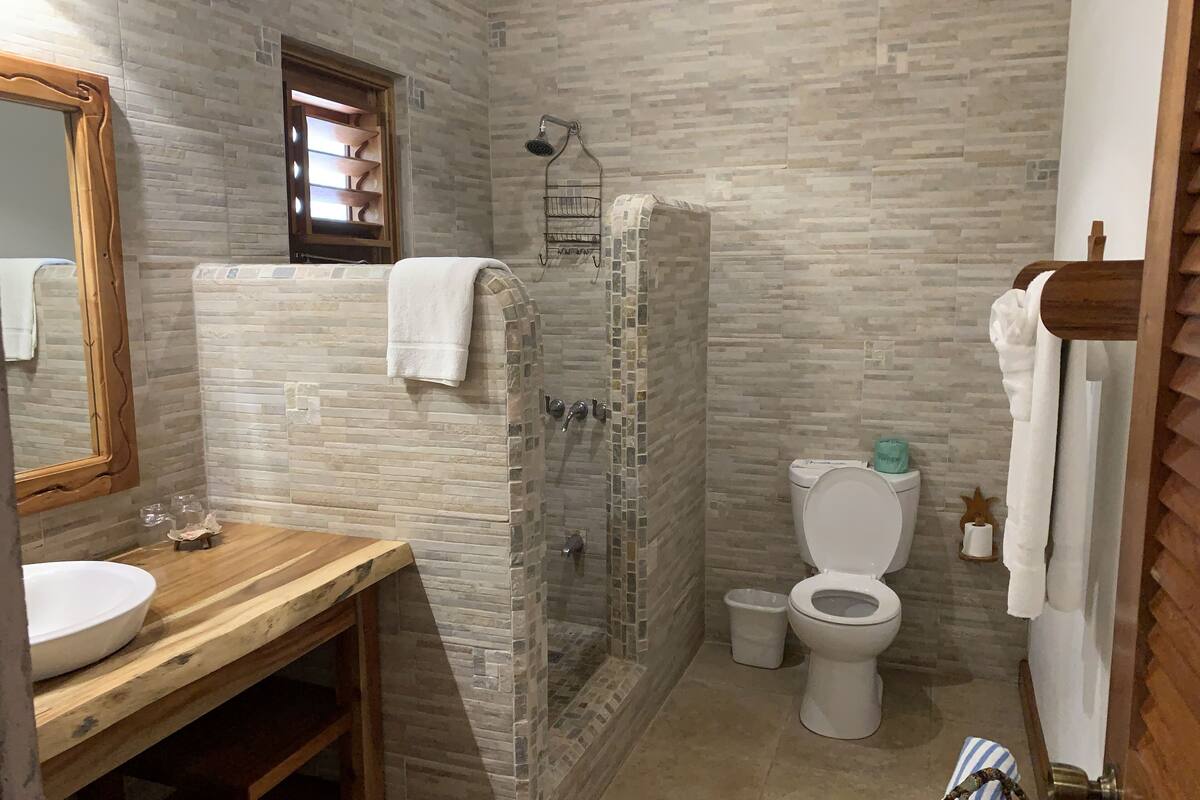 deluxe room, 1 king bed, ocean view | 1 bedroom, in-room safe, individually decorated, individually furnished
