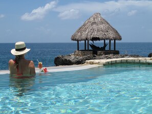 Piscine extérieure, parasols de plage, chaises longues