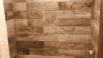 Combined shower/tub, free toiletries, hair dryer, towels