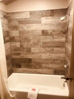 Bañera con ducha, artículos de tocador gratuitos, secador de pelo
