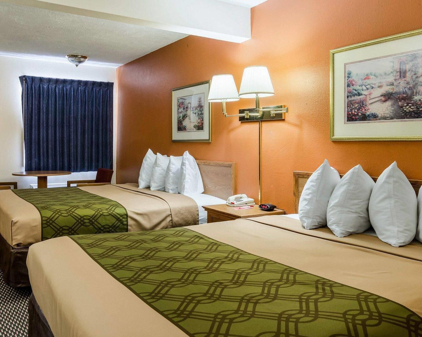 تجهيزات عازلة للصوت ومكواة/لوح كي وواي فاي مجانًا وملاءات أسرّة