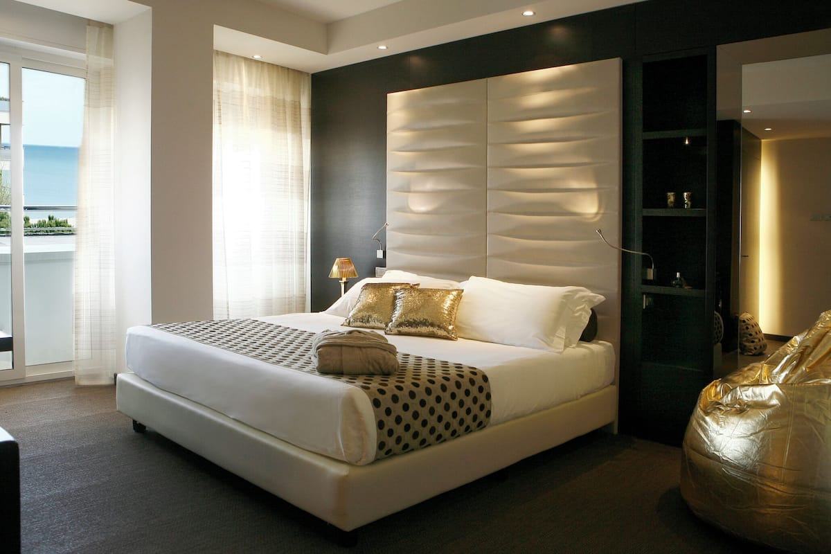 junior suite | minibar, in-room safe, desk, free wifi