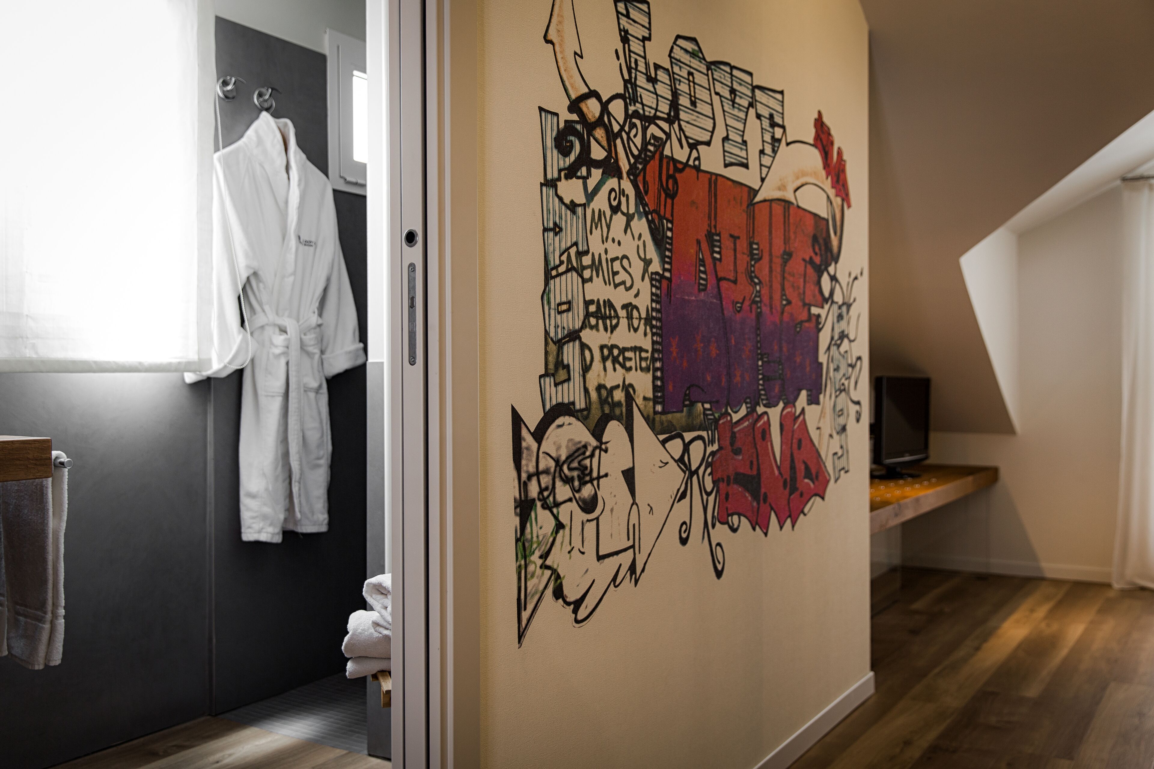 exclusive suite | minibar, in-room safe, desk, free wifi