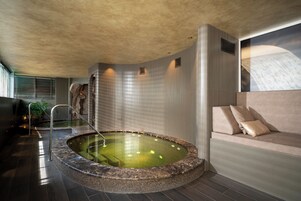 Indoor spa tub