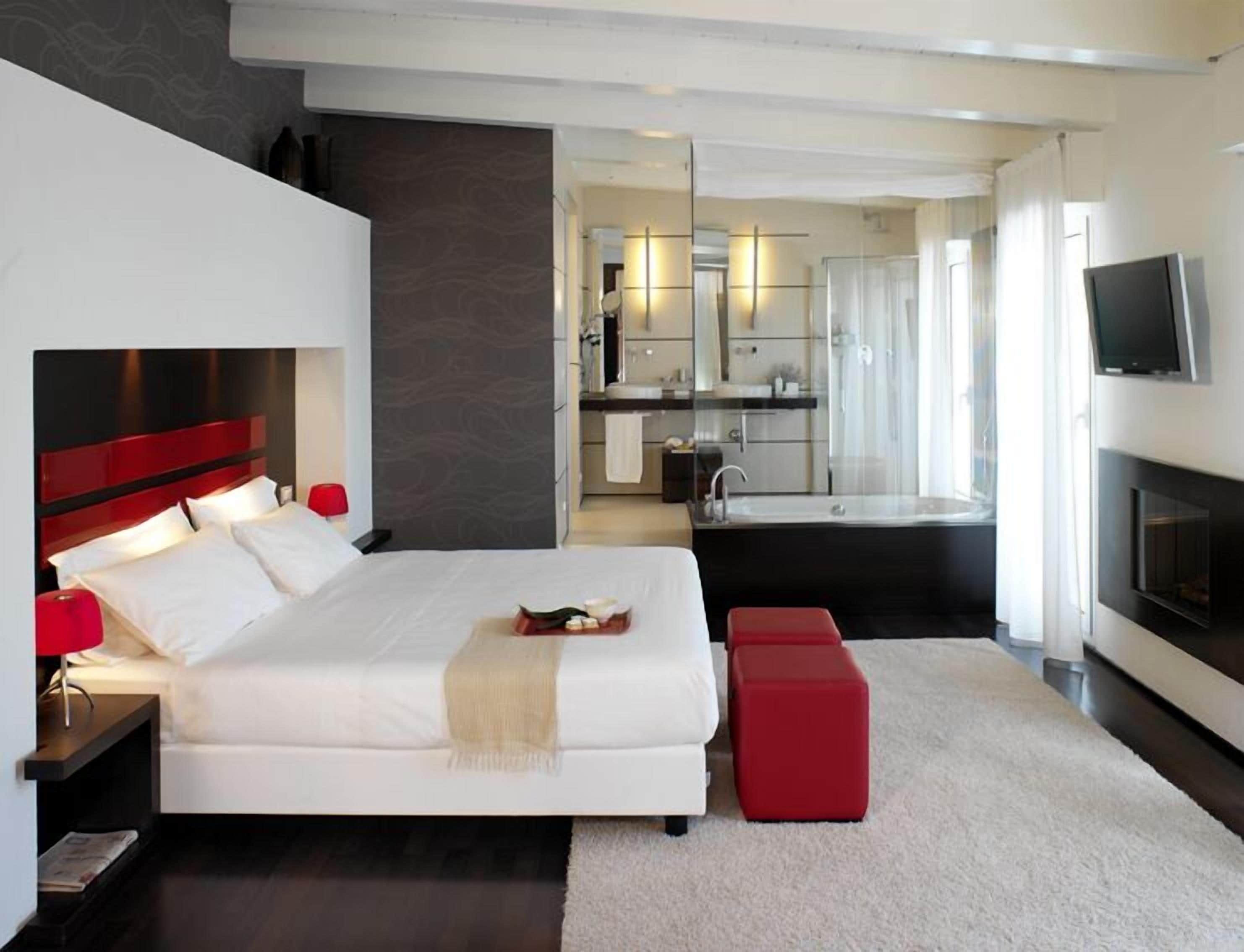 suite | minibar, in-room safe, desk, free wifi