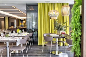 Phục vụ bữa sáng, bữa trưa và bữa tối 