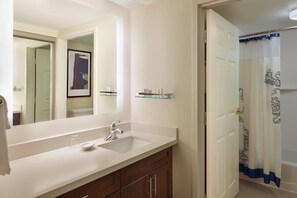 Combined shower/bathtub, free toiletries, hair dryer, towels - Residence Inn by Marriott Toronto Airport (Toronto)