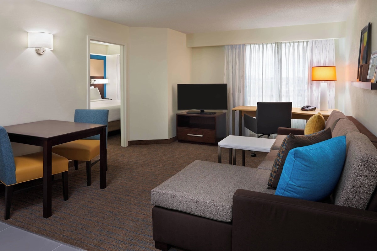 Suite, 1 Bedroom, Non Smoking | Living area