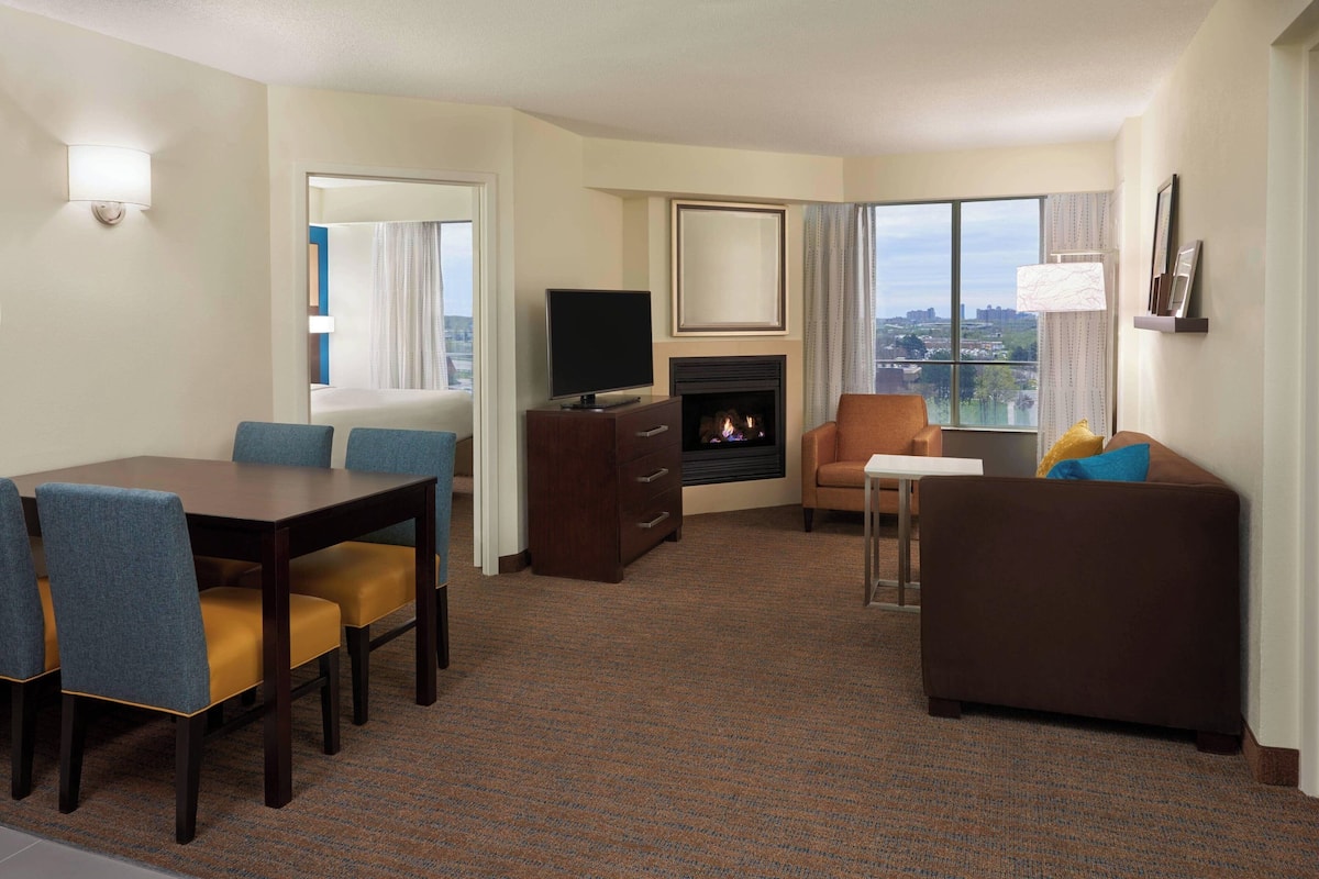 Suite, 2 Bedrooms, Non Smoking | Living area