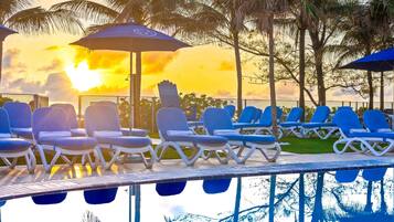 Outdoor pool, pool umbrellas, sun loungers