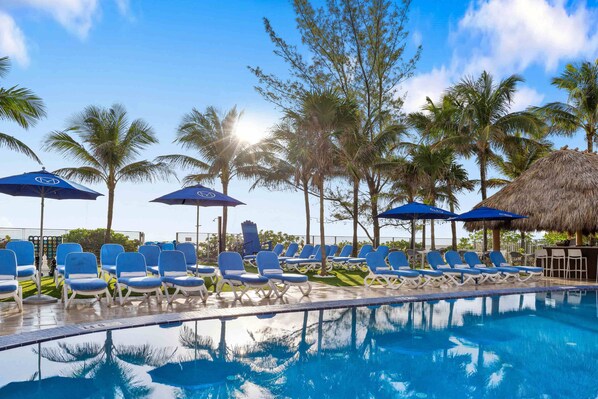 Outdoor pool, pool umbrellas, pool loungers - Marenas Beach Resort (Sunny Isles Beach)