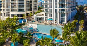 Outdoor pool, pool umbrellas, pool loungers - Marenas Beach Resort (Sunny Isles Beach)