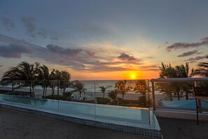 Piscina externa, guarda-sóis, espreguiçadeiras