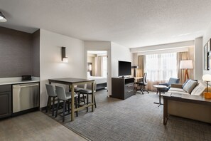 高档床上用品、客房内保险箱、办公桌、笔记本电脑工作区