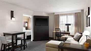 Sengetøy av topp kvalitet, safe på rommet og skrivebord