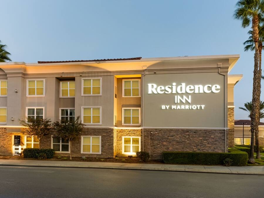 Un immeuble à plusieurs étages sur lequel on peut lire l’inscription : « Residence Inn by Marriott ».