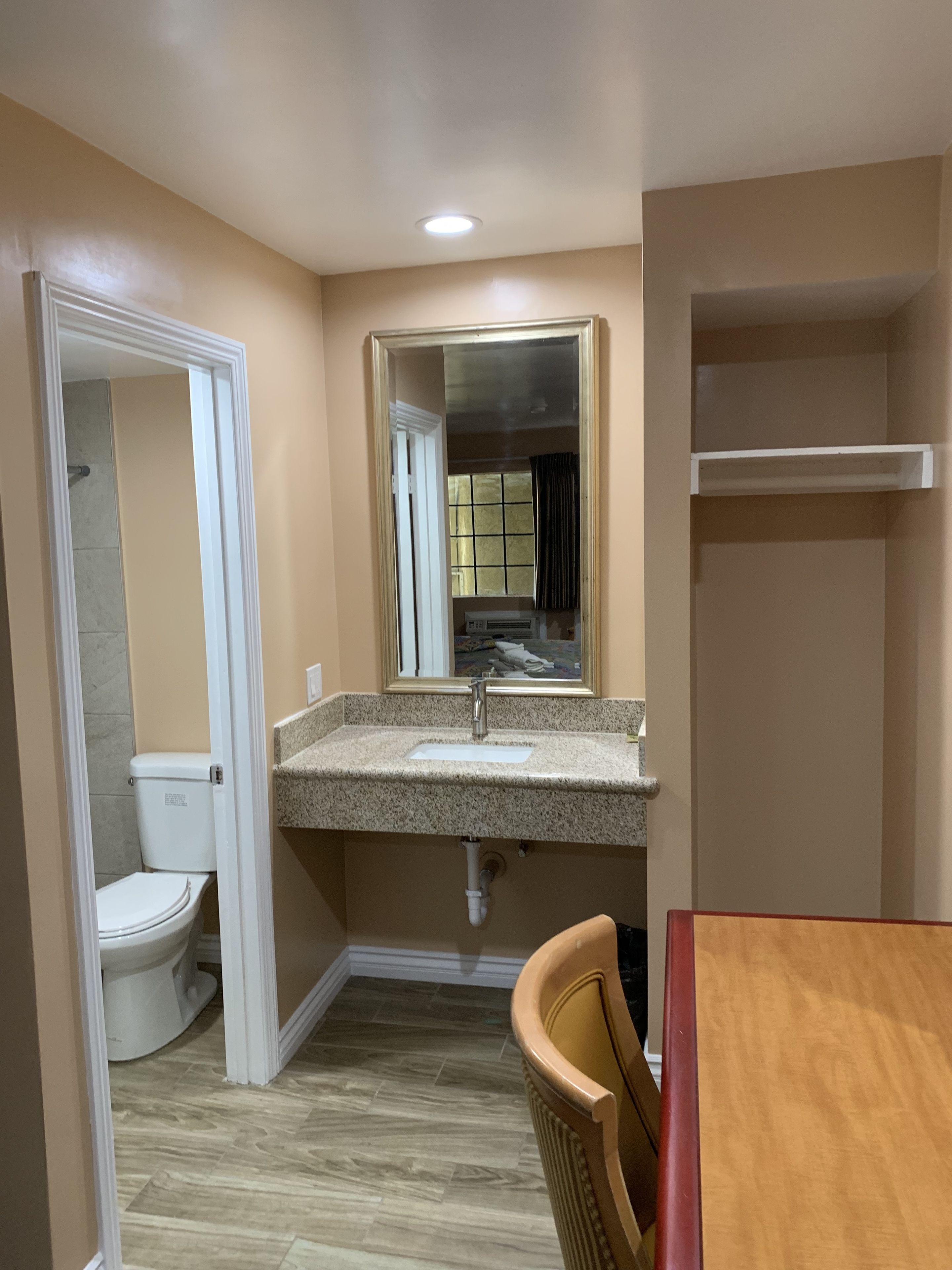 高級寢具、舒適加層、布置獨特、書桌