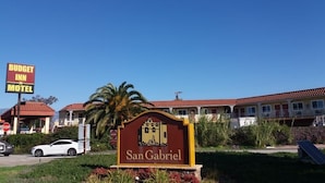 A motel sign with 'San Gabriel' and a 'Budget Inn Motel' sign in the background. - Budget Inn San Gabriel (San Gabriel)