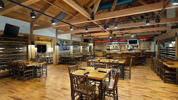 3 間餐廳,供應早餐、午餐和晚餐,美國料理