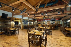3 restaurantes; se sirven desayunos, almuerzos y cenas