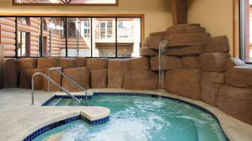 6 piscines cobertes i piscina a l'aire lliure de temporada