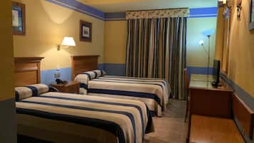 Een kluis op de kamer, een bureau, een strijkplank/strijkijzer