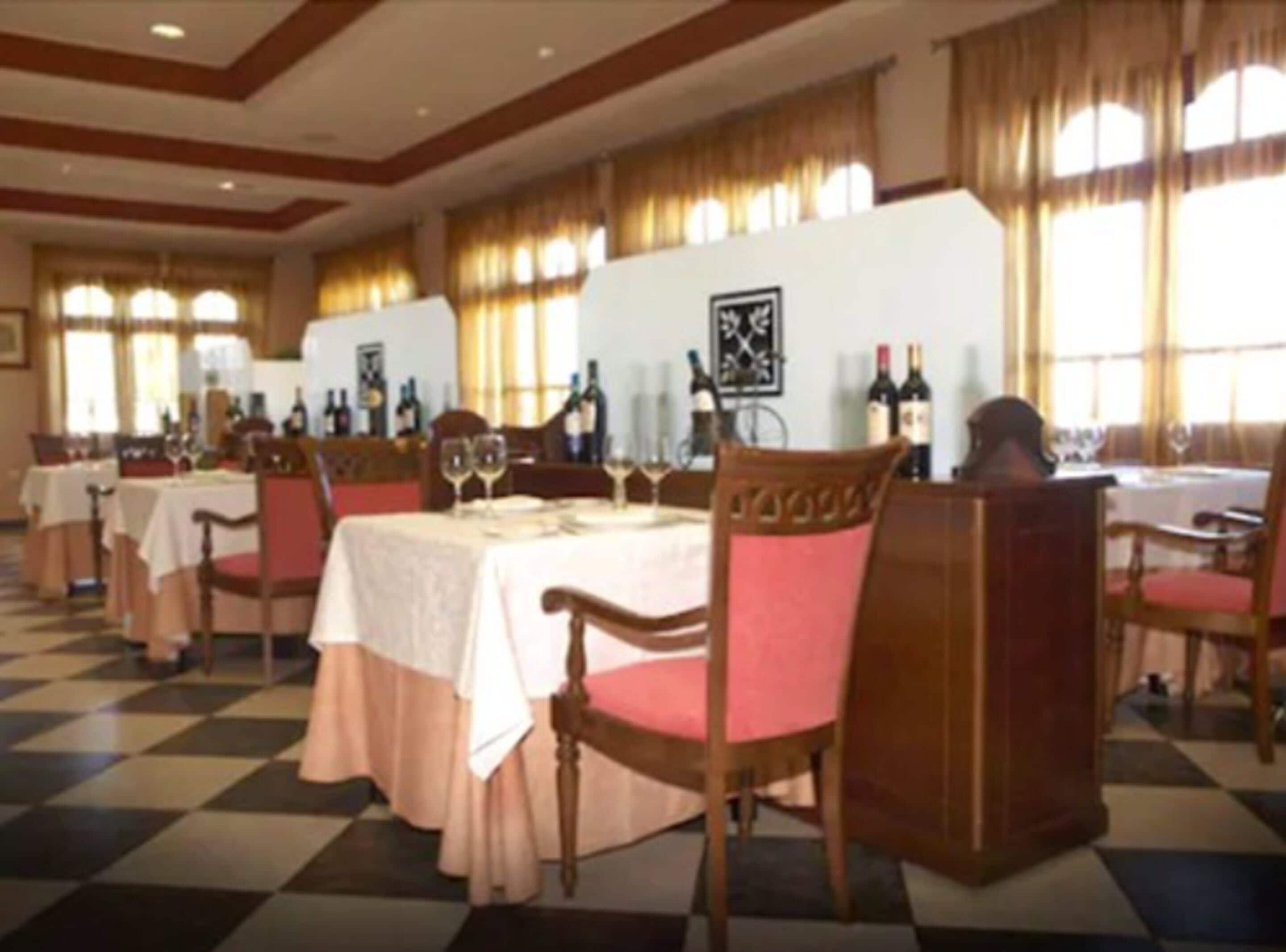 Petit déjeuner, déjeuner et dîner servis sur place